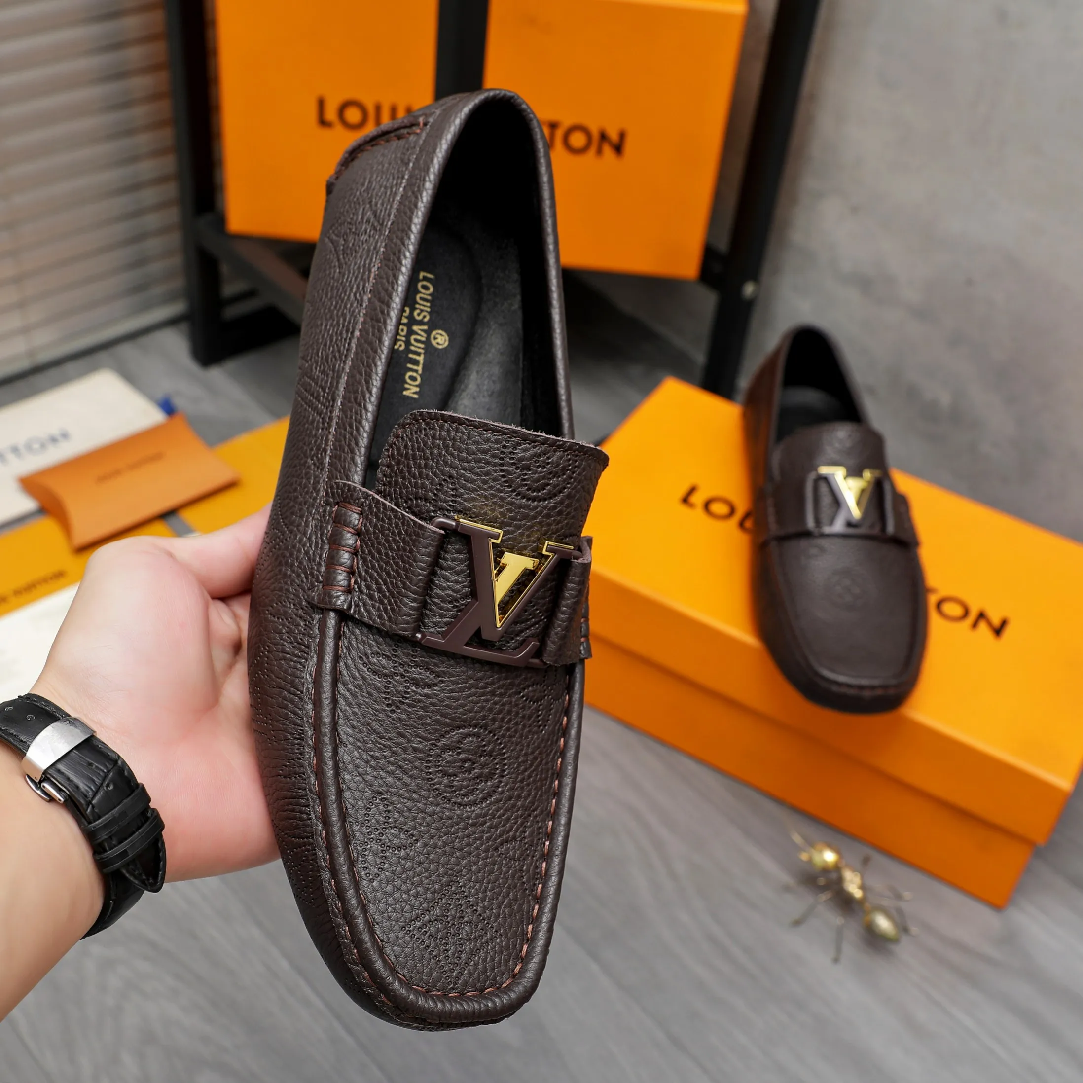 Men's shoes 💰400 Product trademark: LV "Louis Vuitton" business slip-on leather shoes Regular size: 38-45 (45 is custom-made and non-returnable) Product materials: Selected high-quality cowhide embossed upper, pigskin lining, rubber outsole